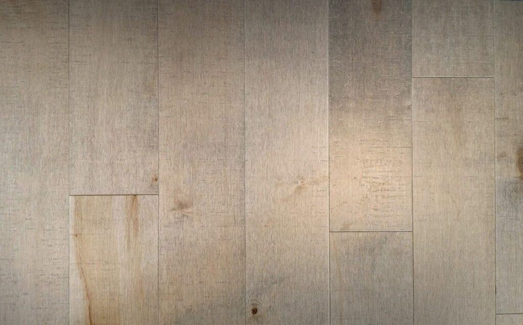 Madera natural para mobiliario y decoración, acabado elegante y duradero.