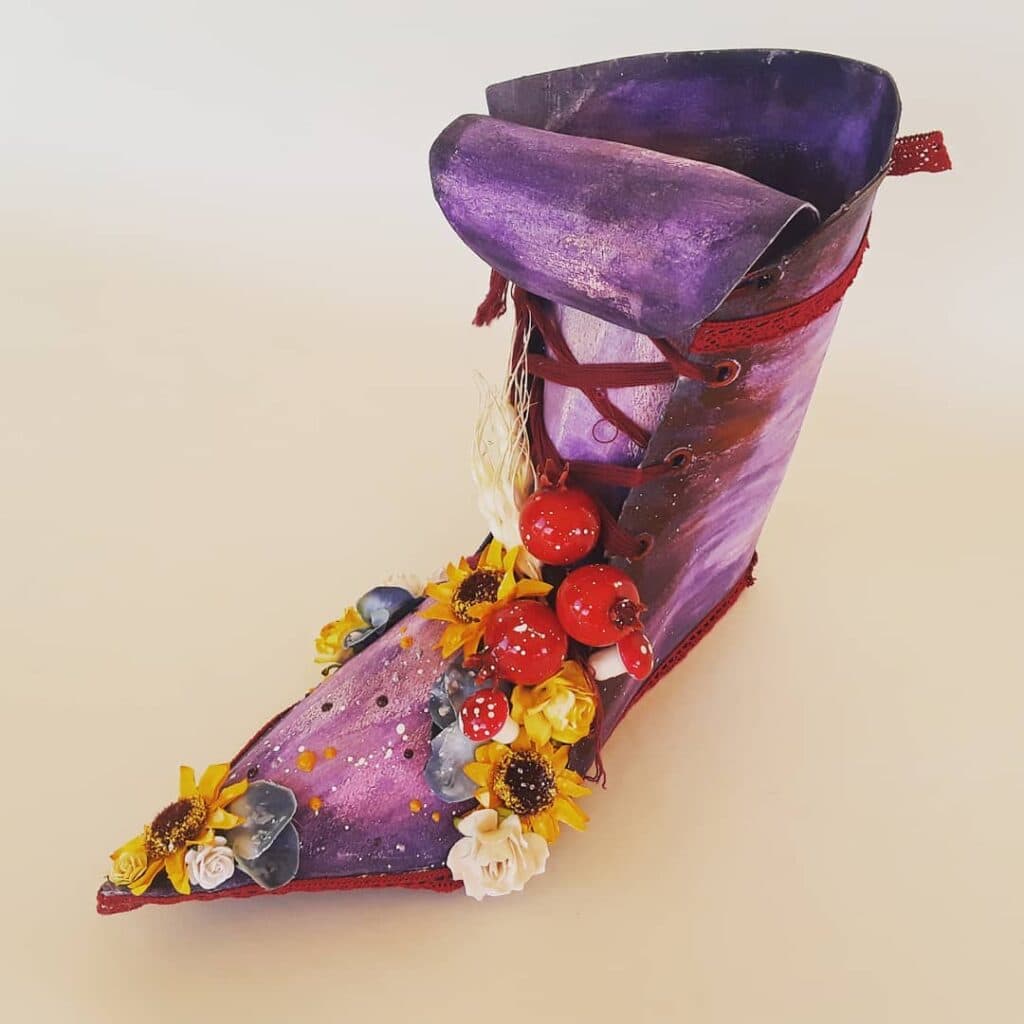 Zapato de artista decorado con flores y frutas acrílicas, arte en calzado único.