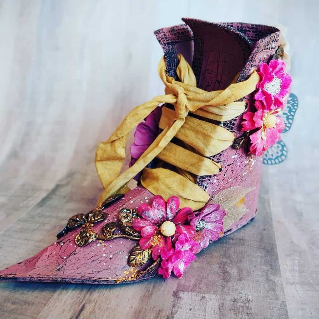Zapato artesanal de diseño único con flores y detalles decorativos de Vuenarte.