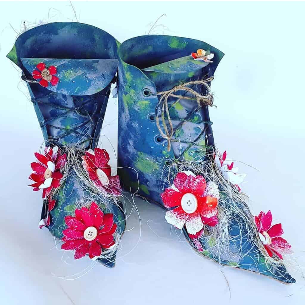 Botas de arte decorativas con flores y botones, artesanía moderna y creativa.
