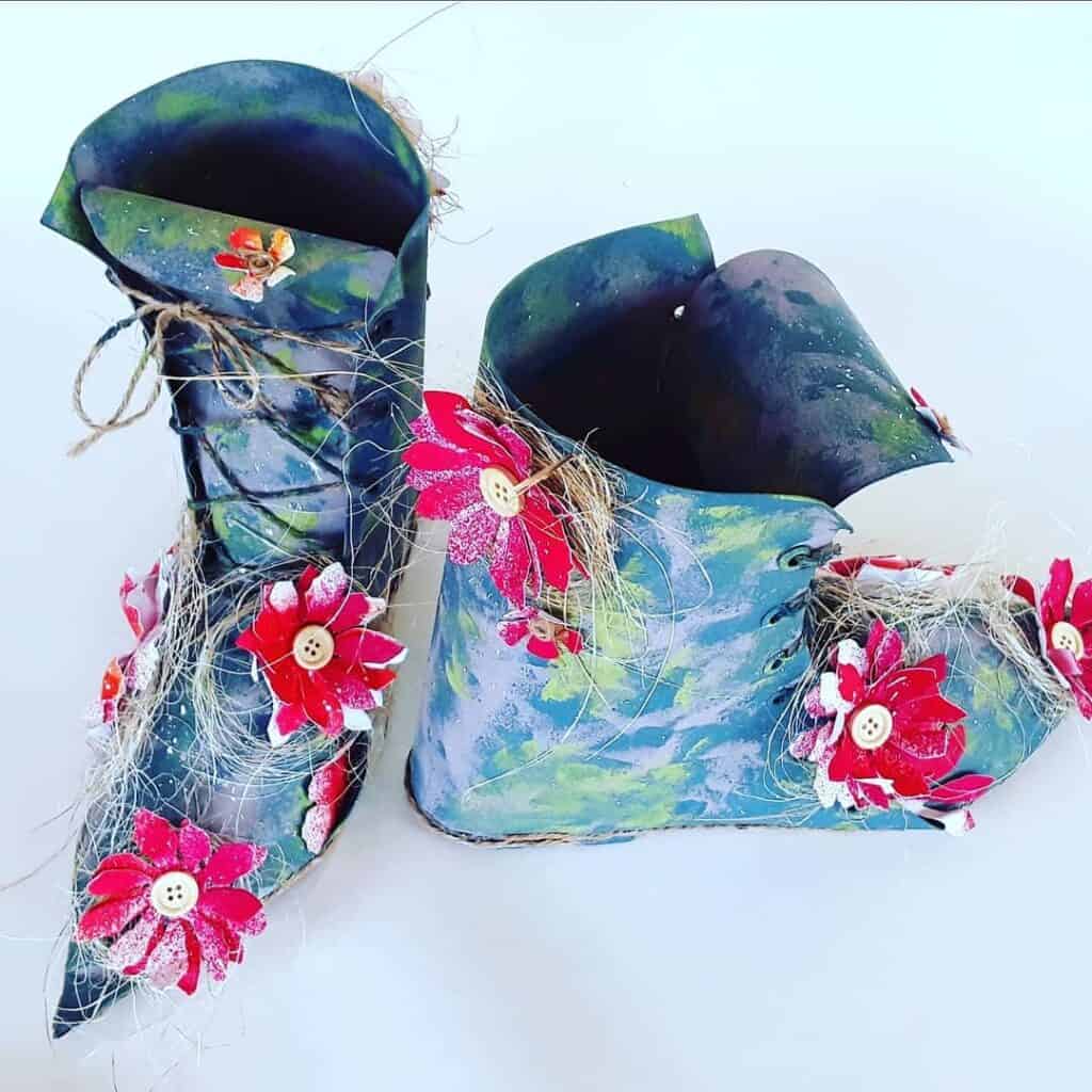 Zapatos navideños decorados con flores y botones, artesanía y decoración creativa.