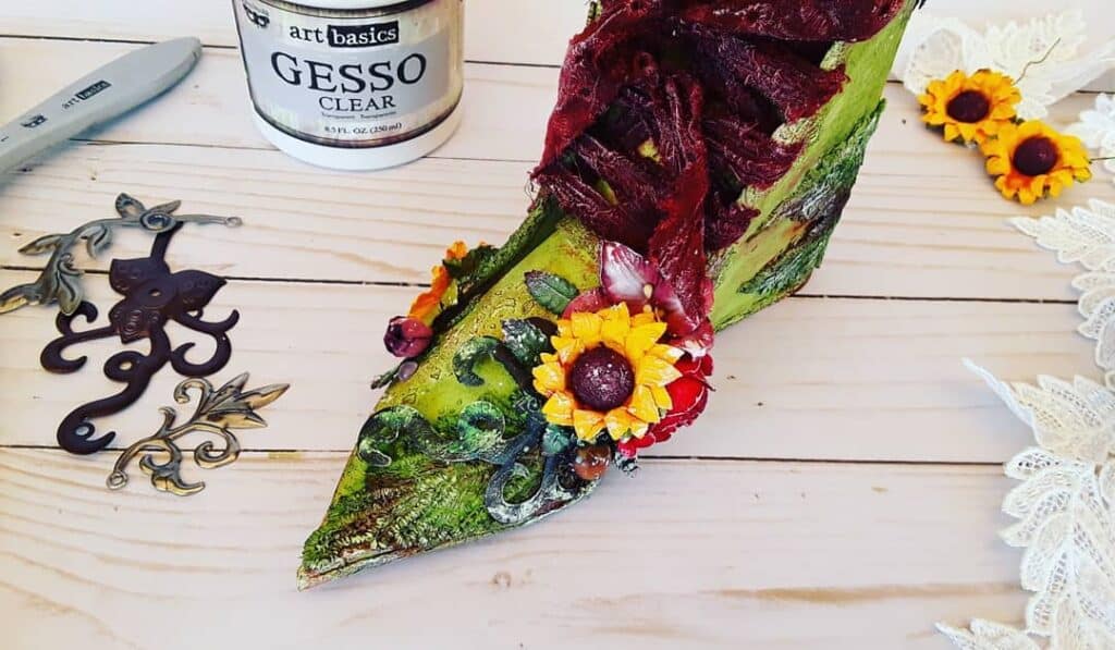 Ramo floral artístico con elementos decorativos en madera y resina acrílica.